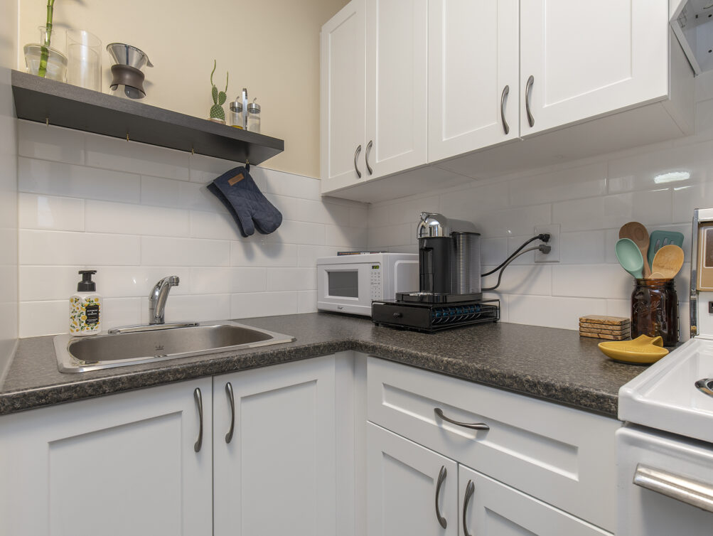 482 J 3 Kitchen sink area