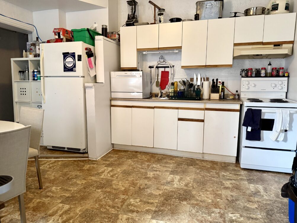 6-325 J Kitchen 1a