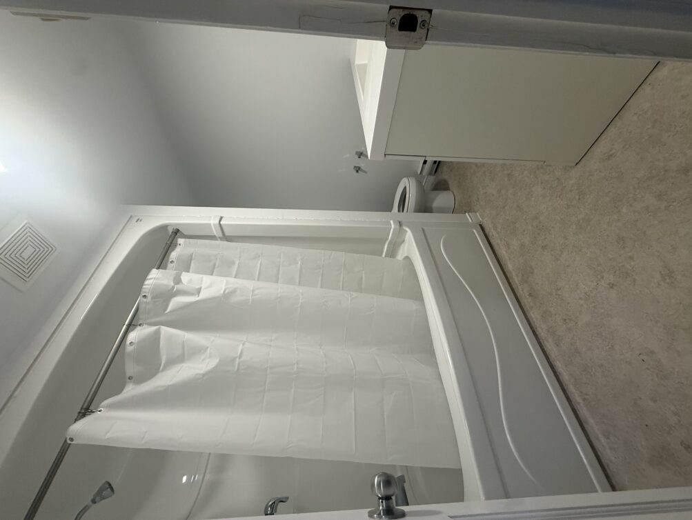 334 Brock full bathroom